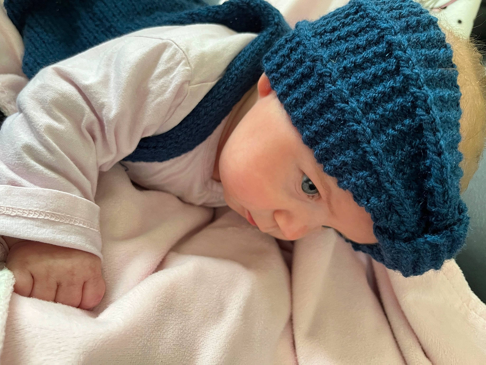 Zalya a rejoint le concours — aidez-le/la à gagner de superbes lots ! baby, baby_sleeping, baby_toddler_clothing, beanie, cap, child, comfort, electric_blue, fashion_accessory, fur, head, headwear, knit_cap, linens, nap, pattern, person, textile, toddler, wool