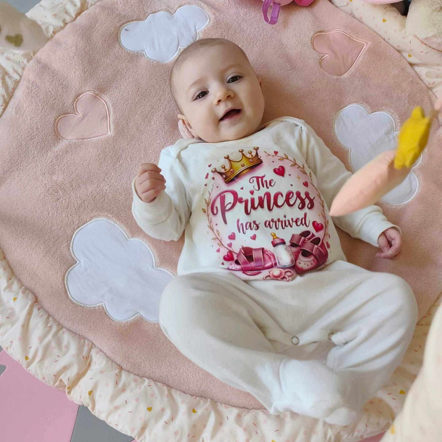 Mya a rejoint le concours — aidez-le/la à gagner de superbes lots ! baby, blanket, clothing, crib, face, furniture, happy, head, infantbed, person, sleeve