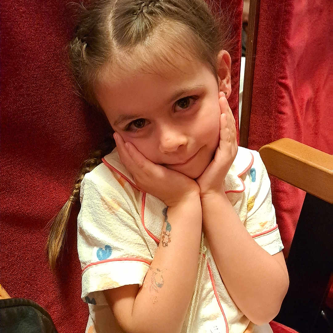 Enaya a rejoint le concours — aidez-le/la à gagner de superbes lots ! accessories, bodypart, chair, child, clothing, couch, face, female, finger, furniture, girl, glasses, hand, head, indoors, person, photography, portrait, sitting, t_shirt