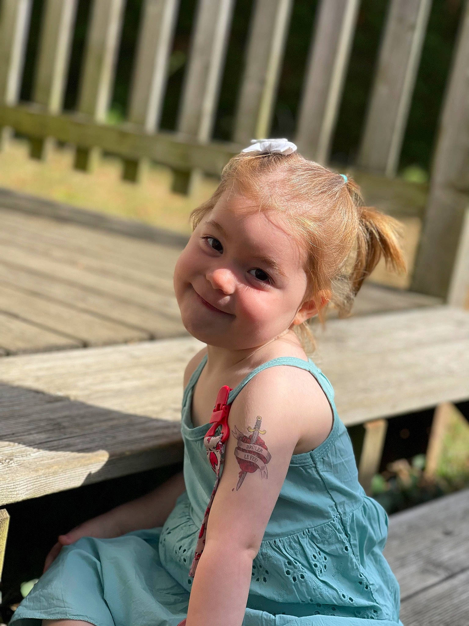 Luna participe au concours pour gagner de l'argent avec cette photo : baby, blond, brown_hair, chest, child, fun, grass, hair, happy, headwear, joy, leisure, people, person, recreation, shoulder, sitting, skin, smile, summer