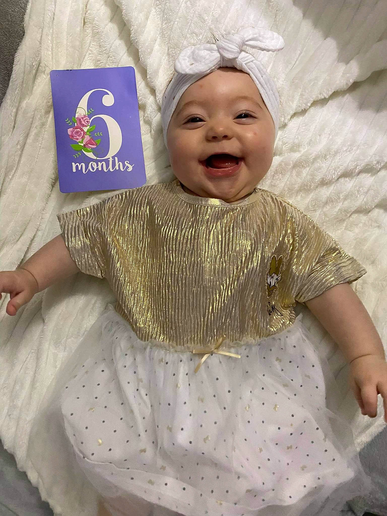 Luna a rejoint le concours — aidez-le/la à gagner de superbes lots ! baby_toddler_clothing, eye, face, facial_expression, fashion, gesture, hairstyle, hand, happy, head, headwear, human, organ, outerwear, person, pink, product, skin, sleeve, smile