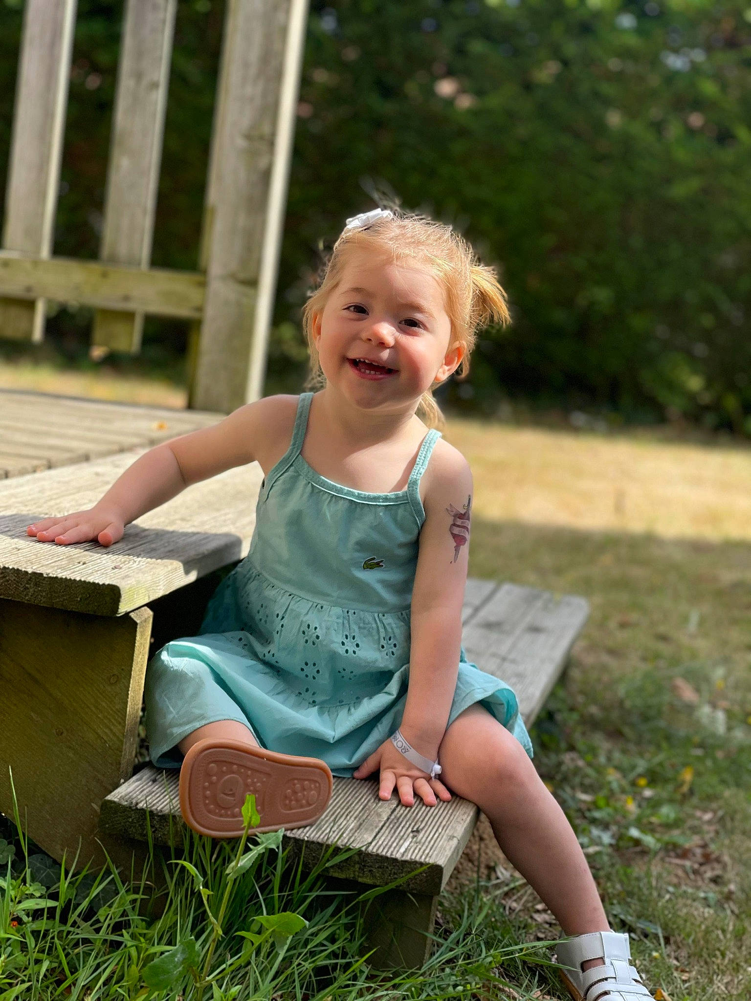 Luna a rejoint le concours — aidez-le/la à gagner de superbes lots ! blond, child, facial_expression, fun, garden, grass, grass_family, hairstyle, happy, joy, lawn, leisure, people_in_nature, person, plant, play, recreation, sitting, smile, summer