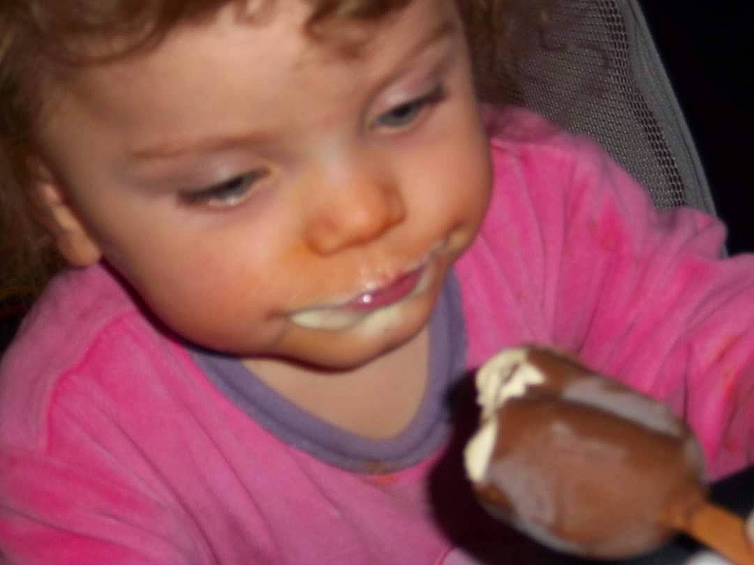 Alyssa a rejoint le concours — aidez-le/la à gagner de superbes lots ! baby, brown_hair, cheek, child, ear, eating, face, food, head, lip, mouth, nose, person, smile, sweetness, toddler