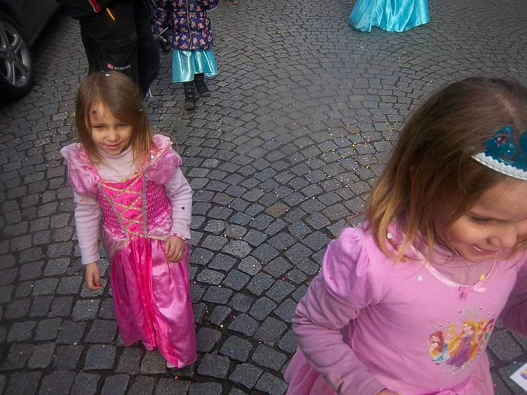 Luna participe au concours pour gagner de l'argent avec cette photo : child, fun, joy, person, pink, play, smile, toddler