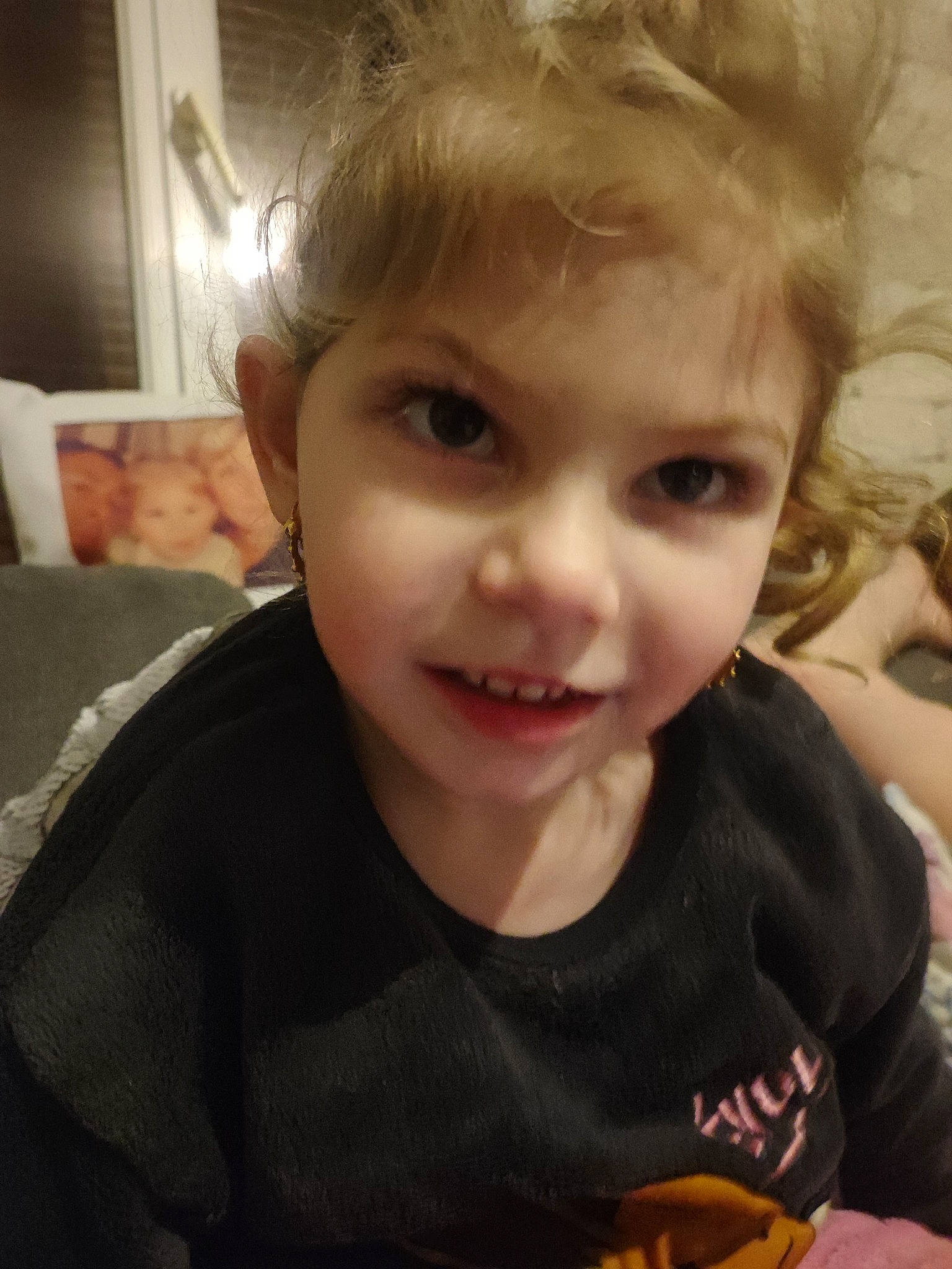 Inaya participe au concours pour gagner de l'argent avec cette photo : cheek, chin, ear, eyebrow, eyelash, forehead, fun, gesture, happy, iris, jaw, lip, mouth, neck, nose, person, skin, sleeve, smile, t_shirt