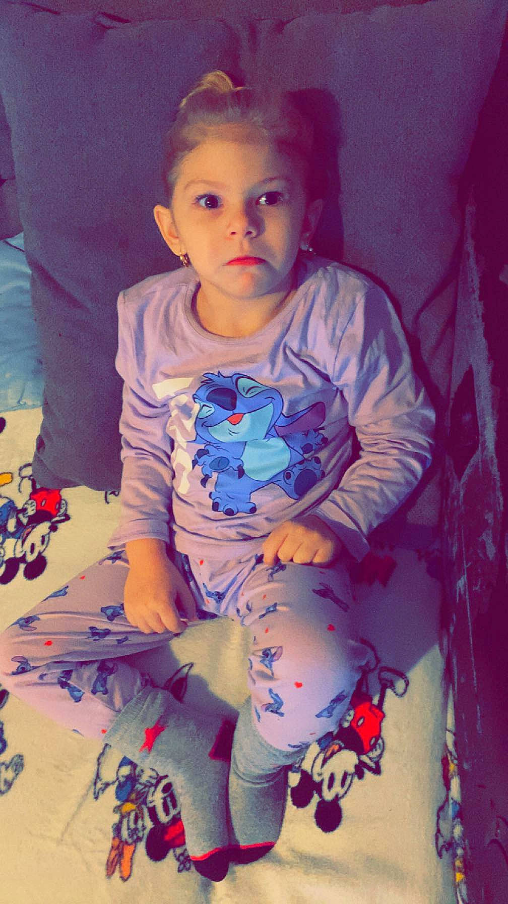 Inaya participe au concours pour gagner de l'argent avec cette photo : art, baby_toddler_clothing, cheek, child, cool, electric_blue, fun, hairstyle, happy, head, lip, mouth, person, pink, plant, purple, skin, sleeve, t_shirt, thigh