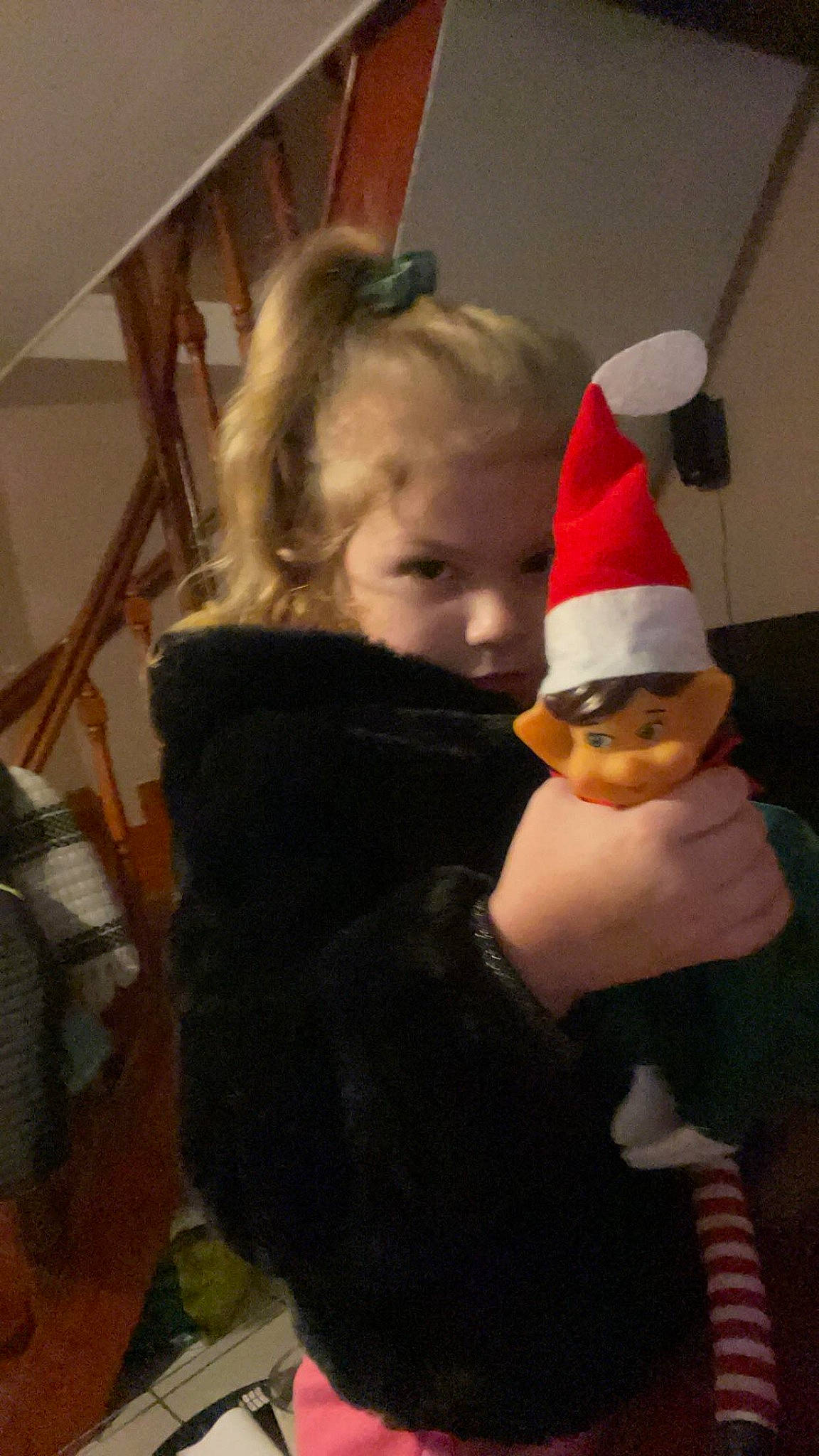 Inaya a rejoint le concours — aidez-le/la à gagner de superbes lots ! carmine, child, christmas, christmas_decoration, christmas_eve, costume, costume_hat, event, fictional_character, fun, fur, hat, holiday, human_body, lap, person, room, santa_claus, sitting, toddler