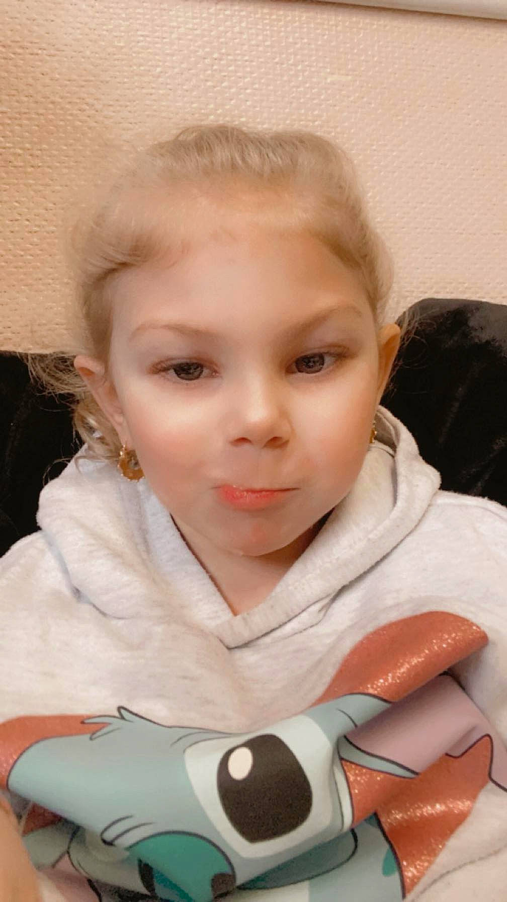 Inaya participe au concours pour gagner de l'argent avec cette photo : audio_equipment, beauty, blond, carmine, cheek, child, comfort, eyebrow, eyelash, fun, gadget, happy, lip, nail, neck, nose, person, personal_protective_equipment, sitting, skin