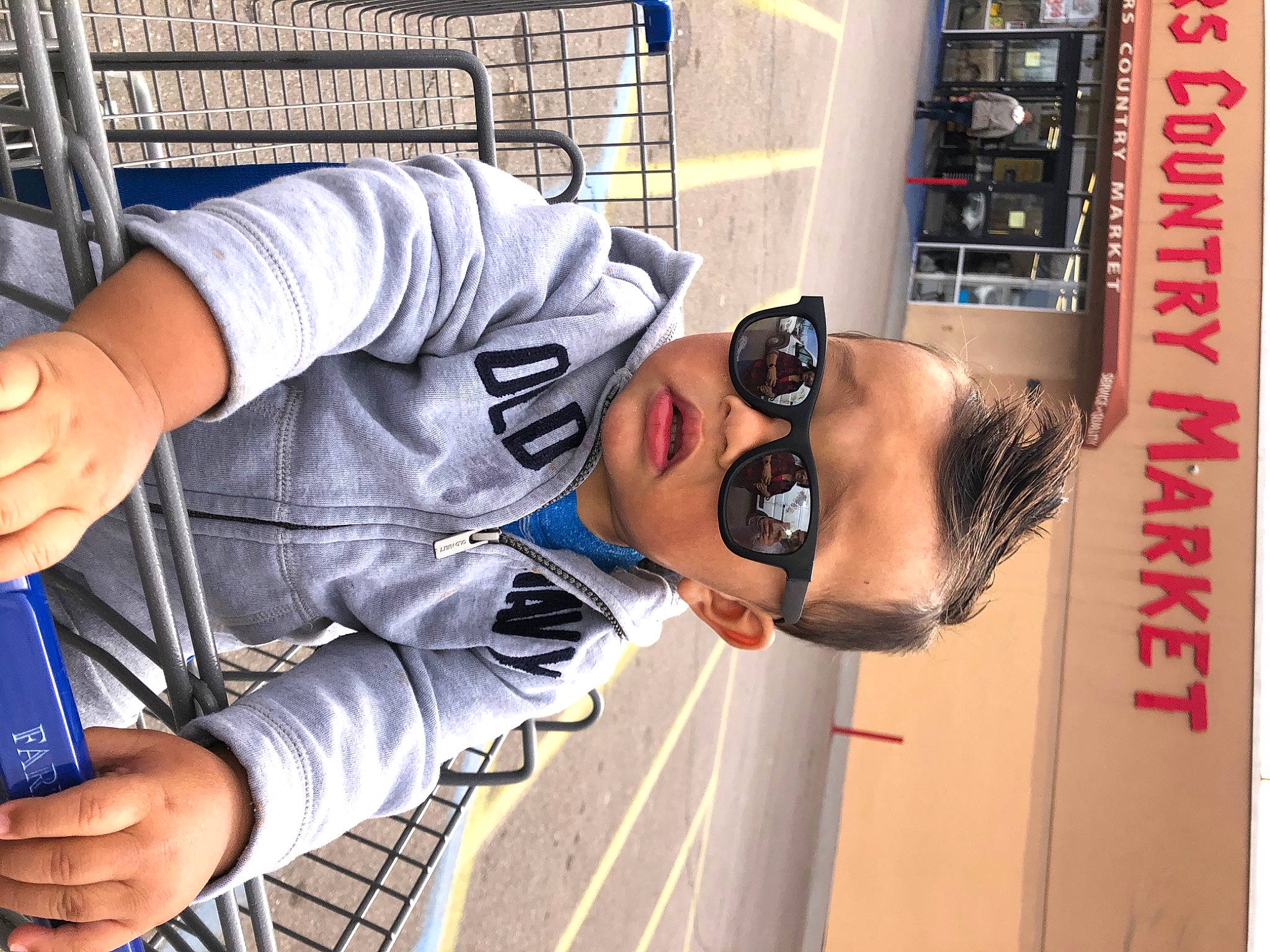 Adan is registered to the contest to win money with this photo: finger, hand, person, thumb