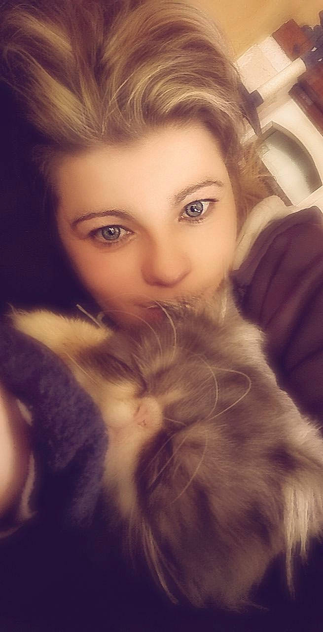 Marley a rejoint le concours — aidez-le/la à gagner de superbes lots ! blond, brown_hair, cheek, child, eyelash, fashion_accessory, fawn, flash_photography, fur, hair_coloring, happy, jaw, layered_hair, lip, long_hair, nose, portrait_photography, selfie, skin, toy