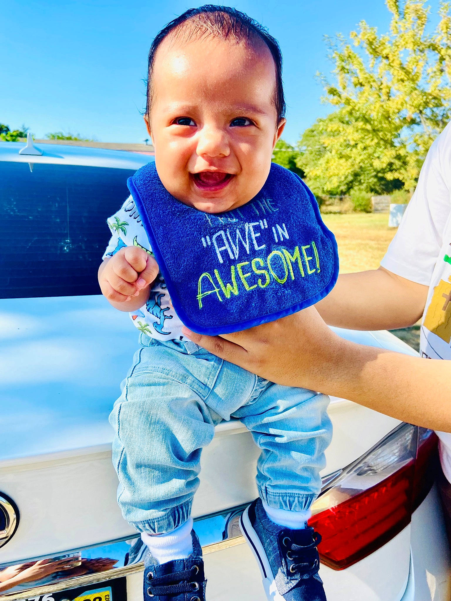 Sesimoni is registered to the contest to win money with this photo: azure, baby_toddler_clothing, blue, cool, facial_expression, finger, fun, gesture, hairstyle, happy, leg, leisure, people_in_nature, person, shorts, sky, sleeve, smile, t_shirt, toddler