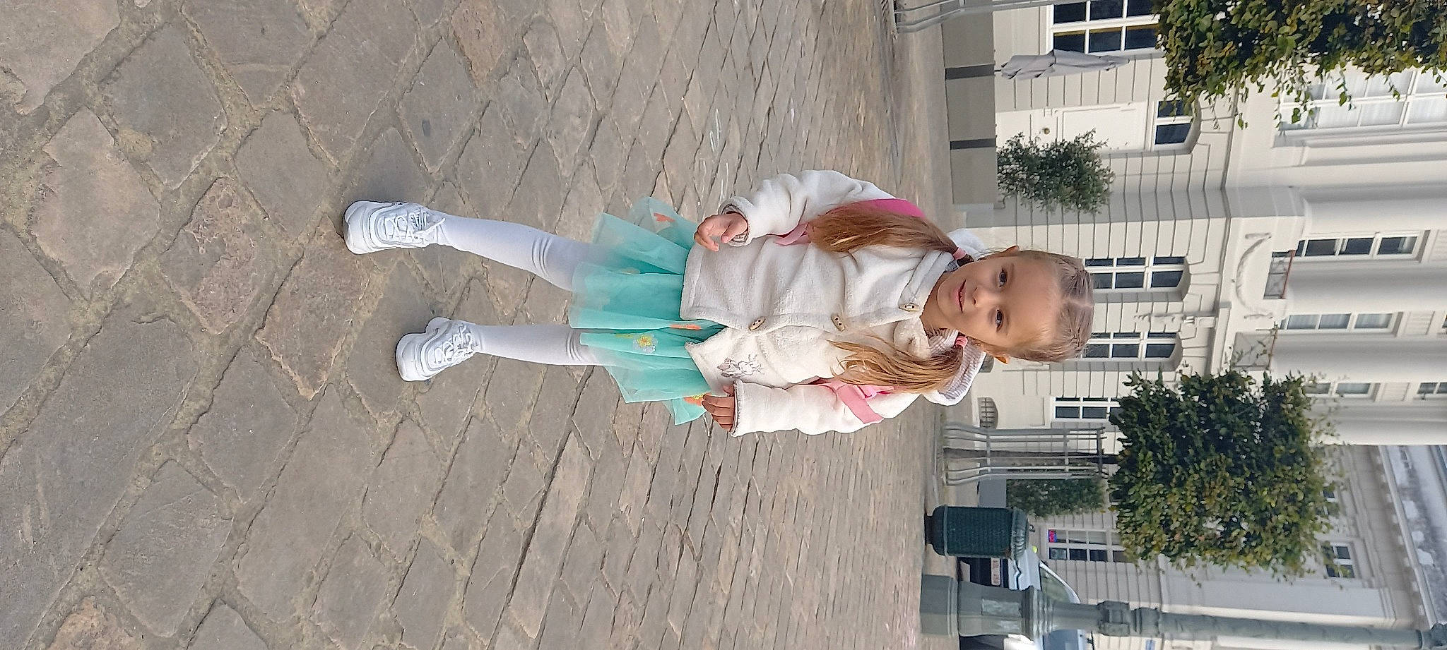 Iris a rejoint le concours — aidez-le/la à gagner de superbes lots ! building, child, flooring, fun, house, human_leg, joy, leisure, person, plant, street_fashion, toddler, tree, window, wood