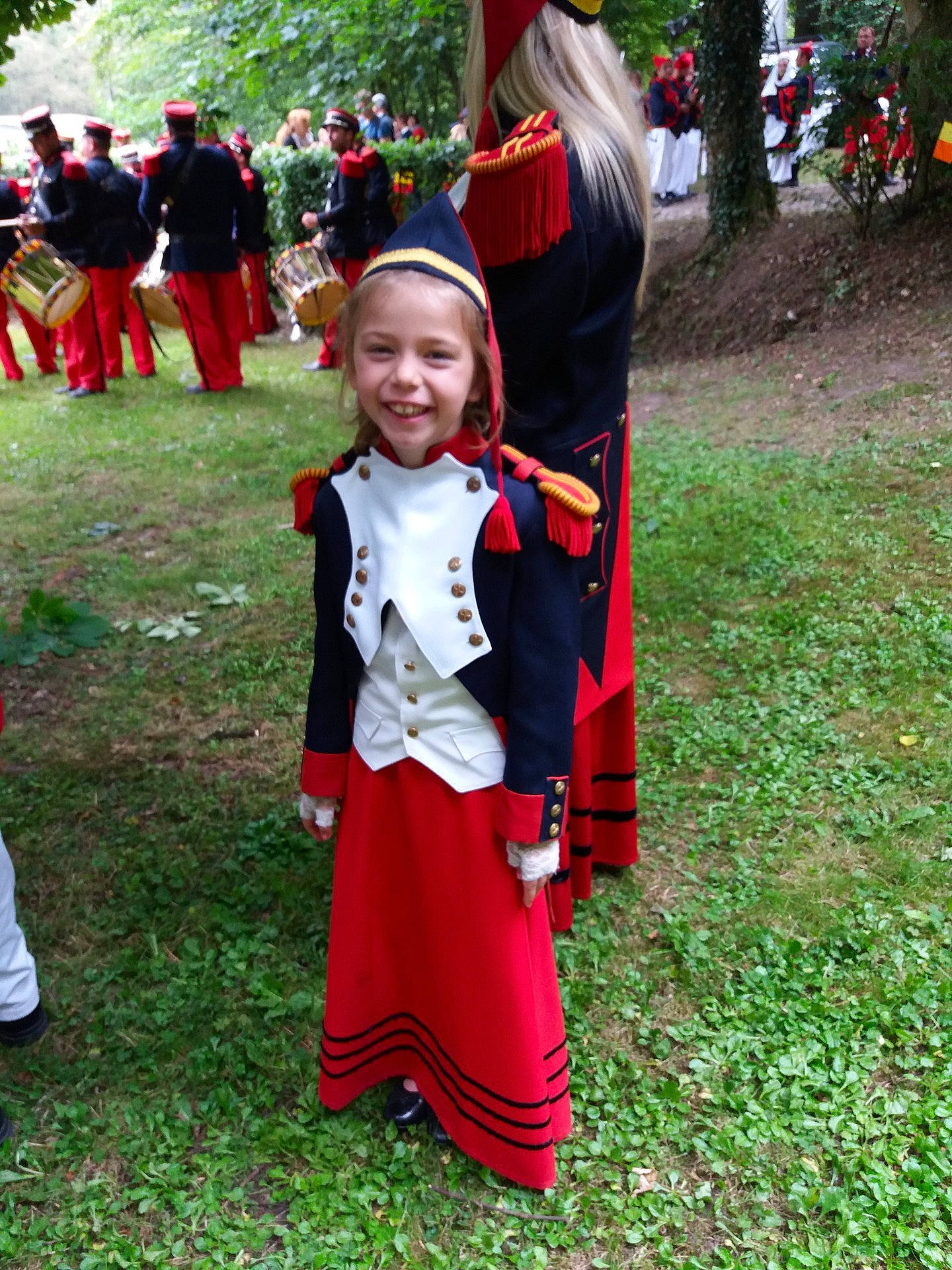 Michelle a rejoint le concours — aidez-le/la à gagner de superbes lots ! child, costume, dress, flower, fun, girl, grass, joy, middle_ages, outerwear, person, plant, product, recreation, red, tradition