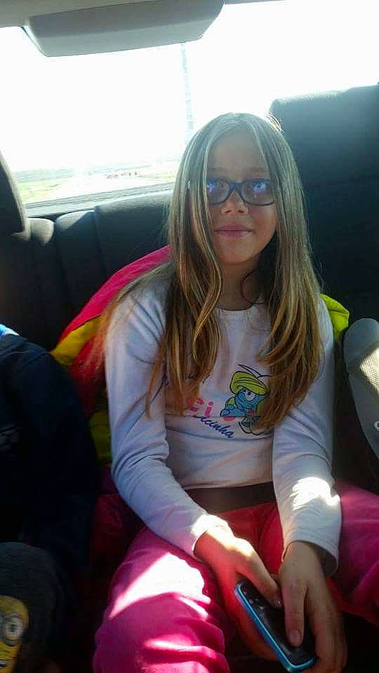 Tina a rejoint le concours — aidez-le/la à gagner de superbes lots ! black_hair, blond, brown_hair, cool, eyewear, fashion_accessory, fun, girl, glasses, hair, hairstyle, human_hair_color, long_hair, person, pink, product, sitting, smile, sunglasses, vision_care