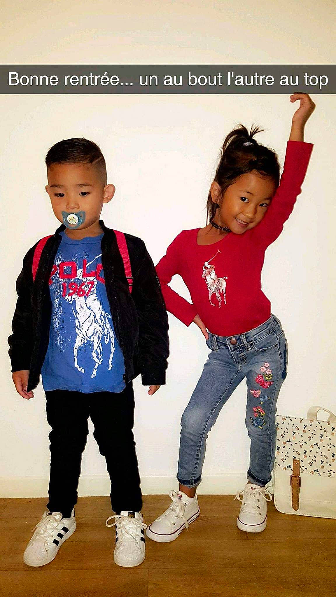 Lana a rejoint le concours — aidez-le/la à gagner de superbes lots ! child, child_model, daughter, denim, footwear, fun, gesture, jacket, jeans, joy, outerwear, person, shoe, sleeve, t_shirt, toddler