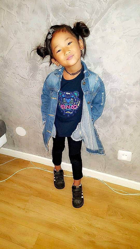 Lana a rejoint le concours — aidez-le/la à gagner de superbes lots ! child, child_model, denim, footwear, jeans, leg, leggings, outerwear, person, shoe