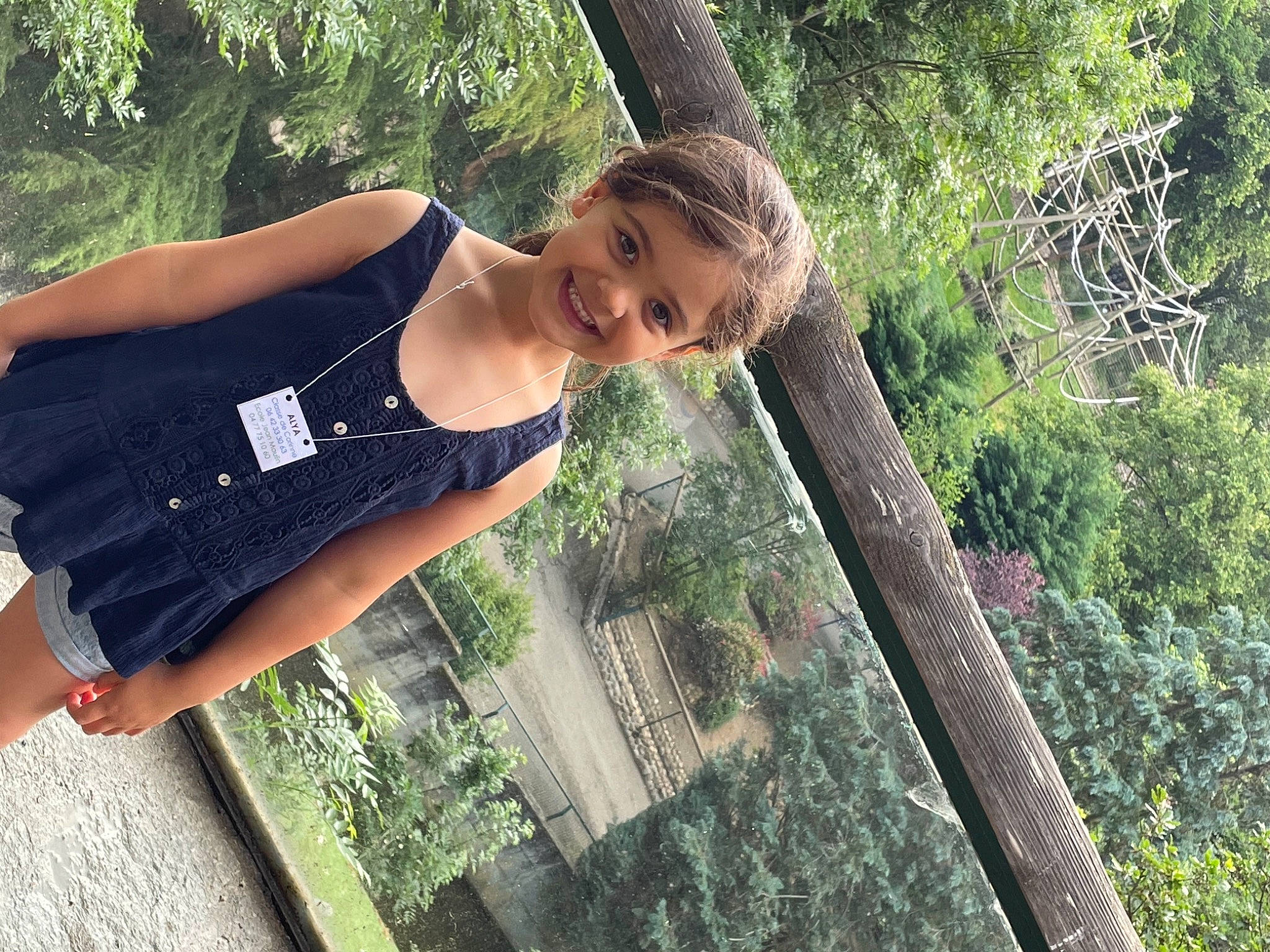 Alya participe au concours pour gagner de l'argent avec cette photo : cool, elbow, flash_photography, fun, grass, green, hair, happy, joy, leisure, muscle, people_in_nature, person, plant, shoulder, smile, sportswear, t_shirt, thigh, tree