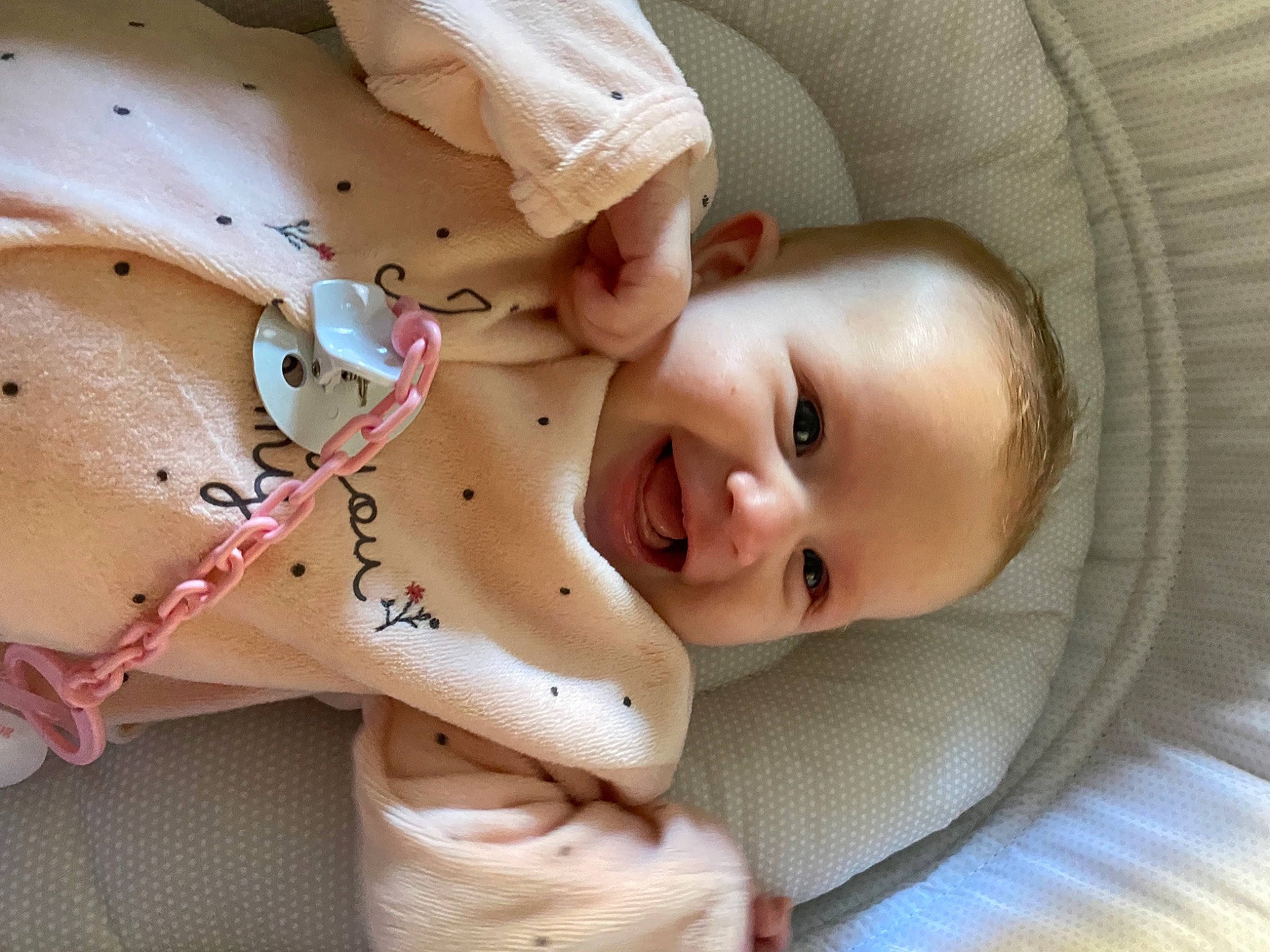 Victoria participe au concours pour gagner de l'argent avec cette photo : arm, baby, baby_toddler_clothing, cheek, chin, comfort, eye, eyebrow, facial_expression, hand, human, lip, mouth, neck, nose, person, product, skin, sleeve, textile