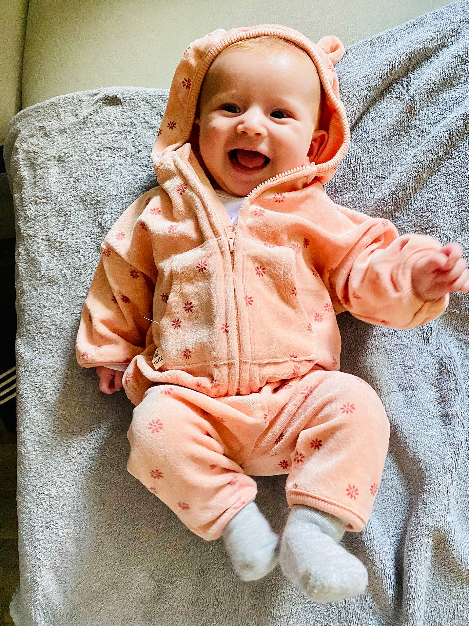 Victoria participe au concours pour gagner de l'argent avec cette photo : baby, baby_toddler_clothing, cheek, child, collar, comfort, face, fur, happy, linens, orange, peach, person, personal_protective_equipment, pink, sitting, skin, sleeve, smile, toddler