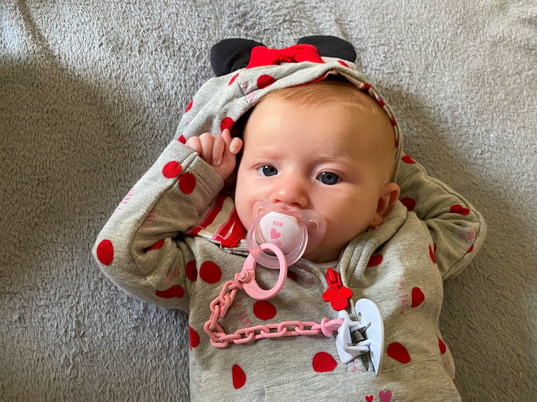 Victoria a rejoint le concours — aidez-le/la à gagner de superbes lots ! baby, baby_products, baby_toddler_clothing, carmine, cheek, child, chin, comfort, eye, face, head, headgear, linens, lip, pattern, person, sitting, skin, sleeve, toddler