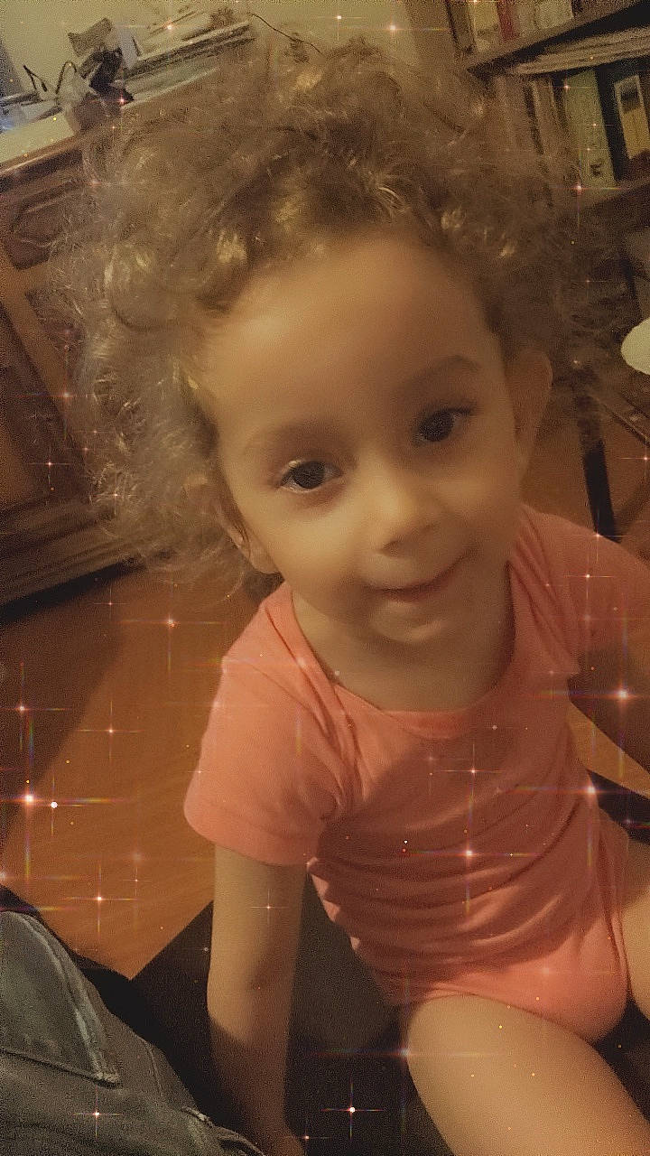 Aya participe au concours pour gagner de l'argent avec cette photo : afro, blond, cheek, chin, ear, eye, eyebrow, eyelash, forehead, fun, happy, iris, jheri_curl, lip, mouth, nose, person, ringlet, skin, smile