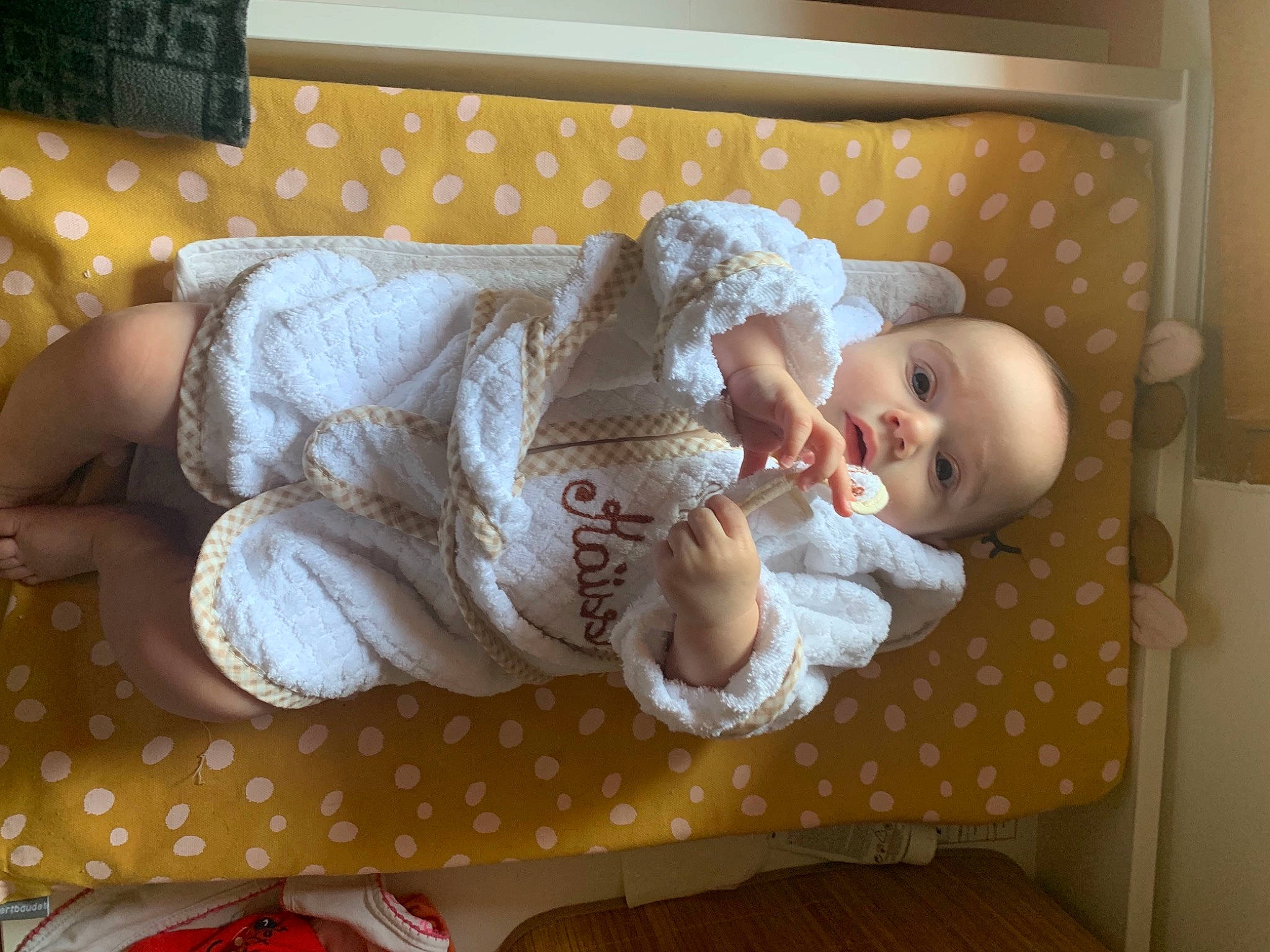 Kaïssy a rejoint le concours — aidez-le/la à gagner de superbes lots ! baby, baby_products, baby_safety, baby_sleeping, baby_toddler_clothing, bed, bedding, child, comfort, couch, happy, infant_bed, linens, pattern, person, room, smile, textile, toddler, wood