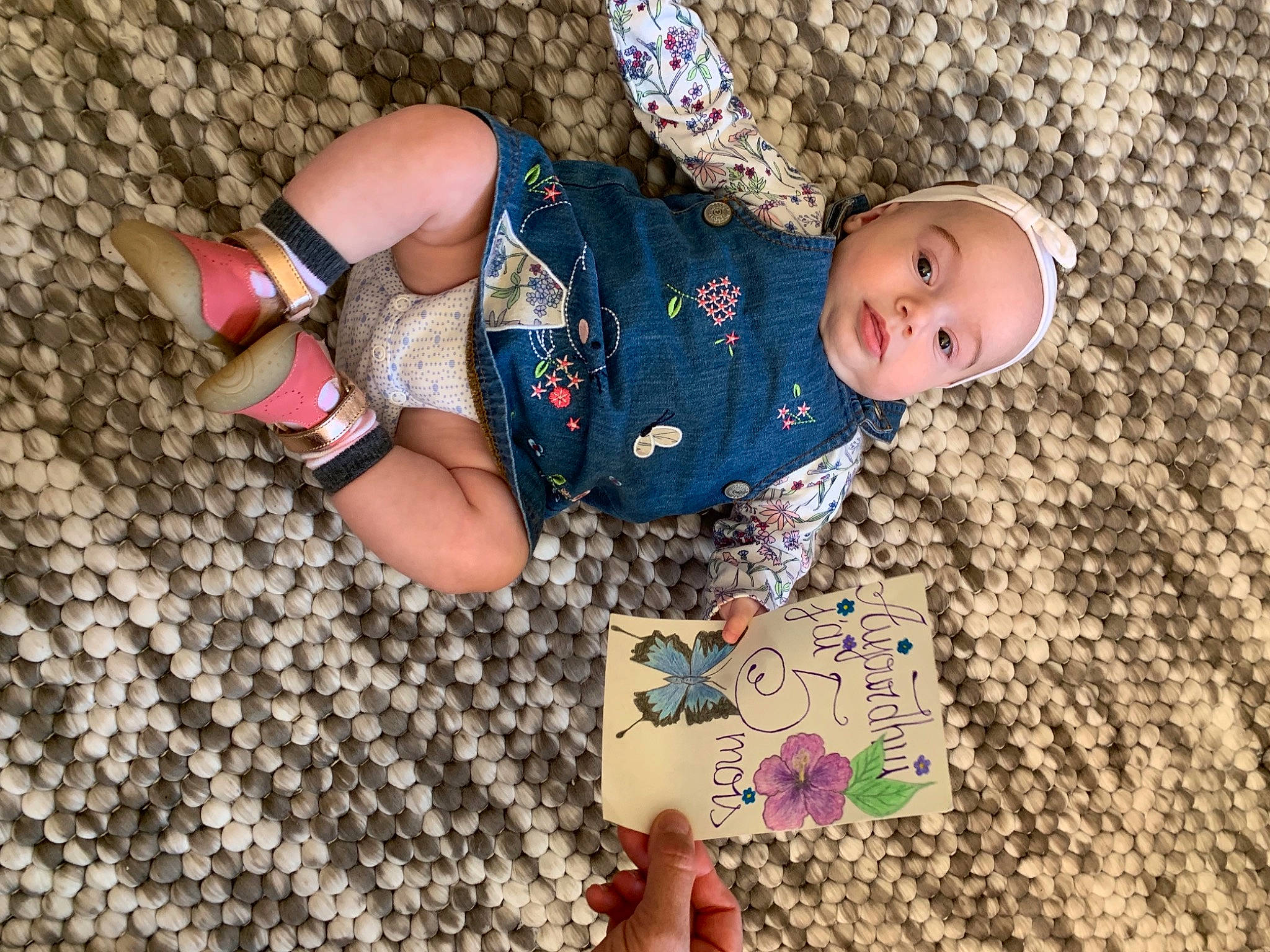 Kaïssy participe au concours pour gagner de l'argent avec cette photo : arm, baby, baby_toddler_clothing, child, finger, fun, happy, human_leg, linens, nail, pattern, people_in_nature, person, pink, play, red, skin, textile, thigh, toddler