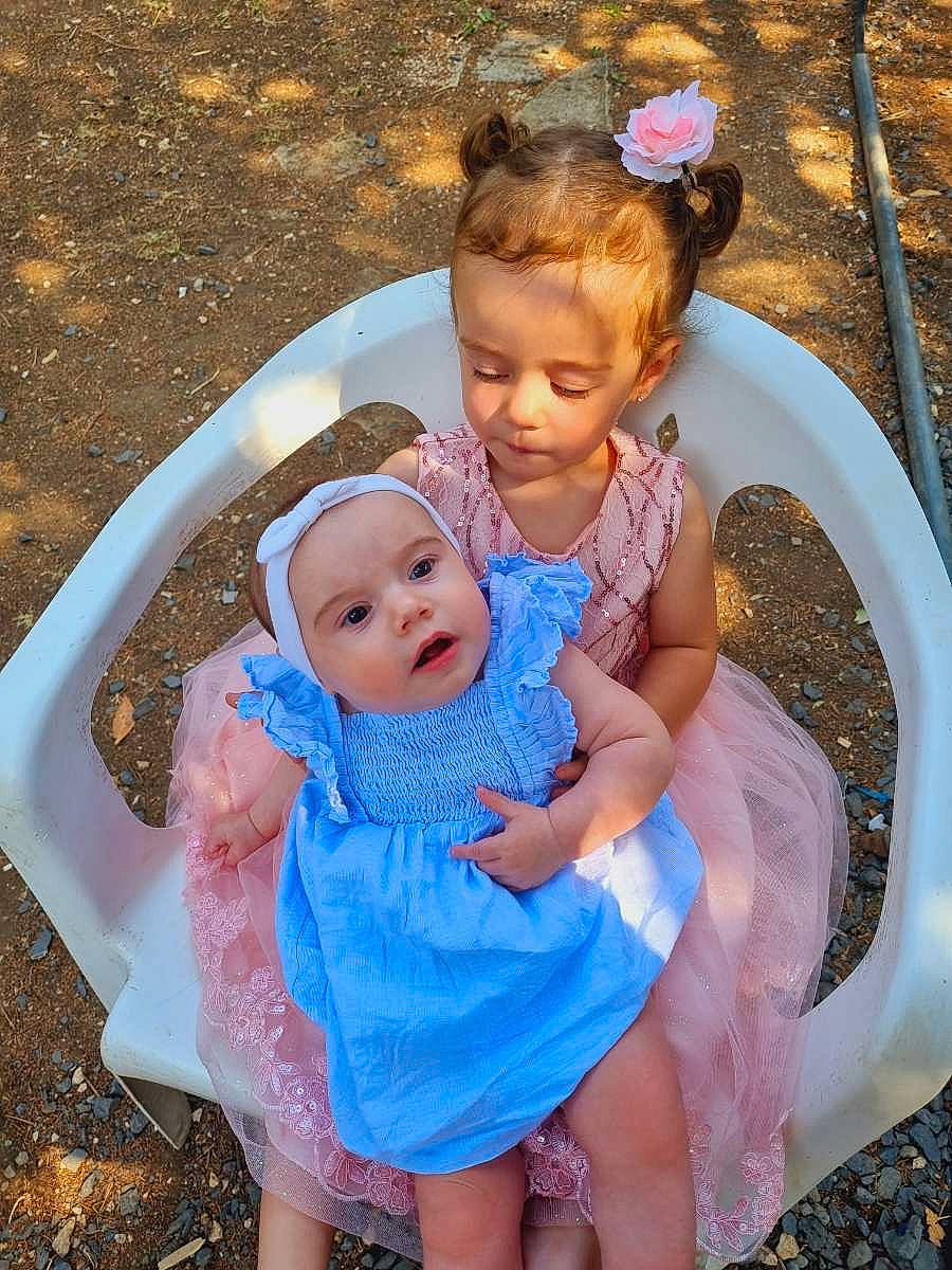 Kaïssy a rejoint le concours — aidez-le/la à gagner de superbes lots ! aqua, azure, baby, baby_toddler_clothing, child, dress, eye, grass, hair, hairstyle, happy, head, headwear, iris, leisure, people, people_in_nature, person, photograph, pink