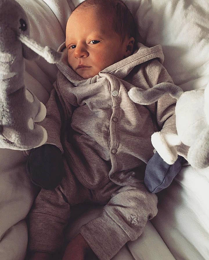 Ylan participe au concours pour gagner de l'argent avec cette photo : baby, baby_products, baby_sleeping, baby_toddler_clothing, bedding, cheek, child, comfort, fur, gesture, happy, head, human_body, linens, person, sitting, skin, sleeve, textile, thumb
