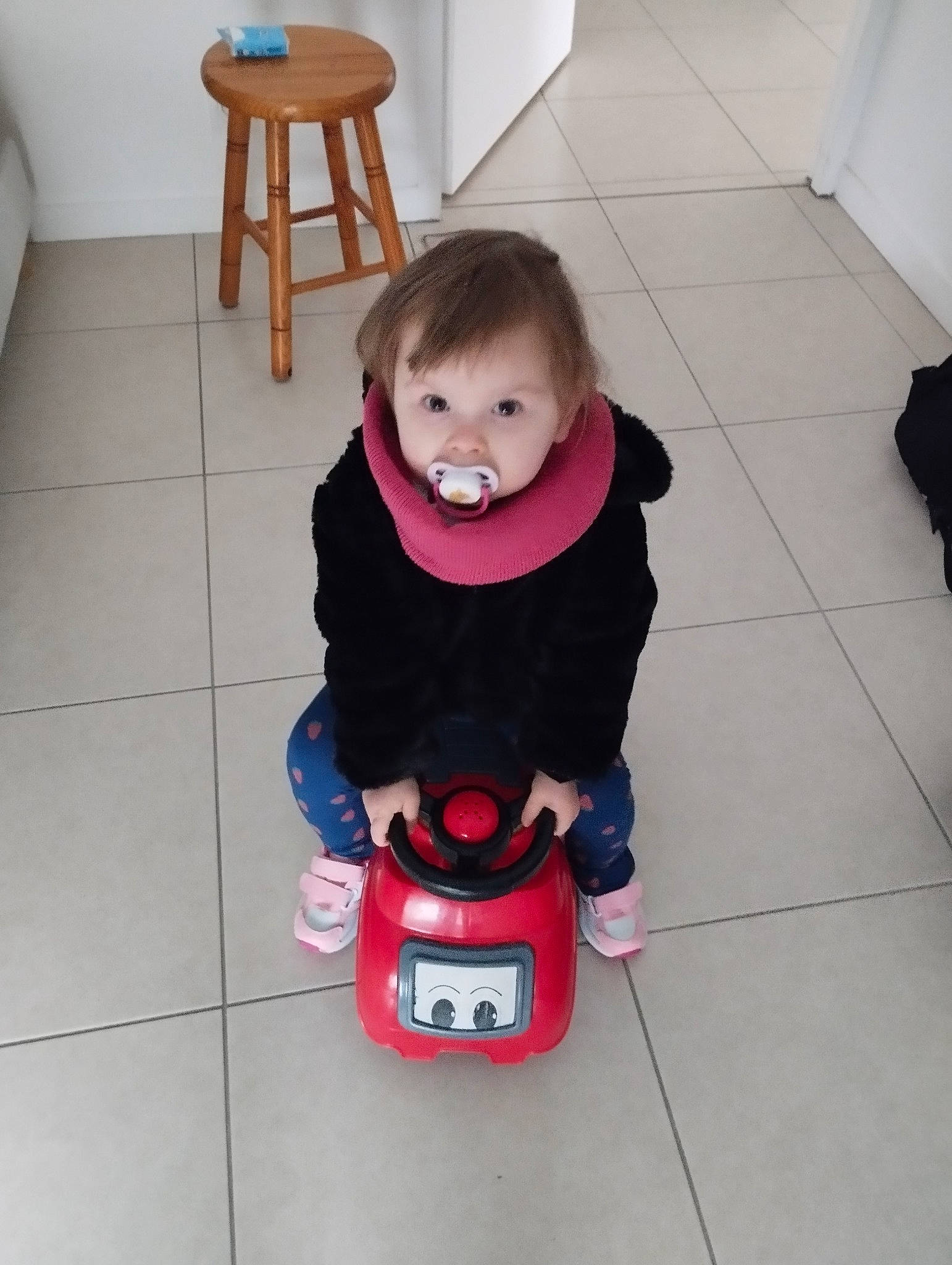 Sarah a rejoint le concours — aidez-le/la à gagner de superbes lots ! baby, baby_carriage, baby_products, baby_toddler_clothing, carmine, child, cleanliness, comfort, floor, flooring, hardwood, knee, magenta, person, play, sitting, thigh, tire, toddler, wheel