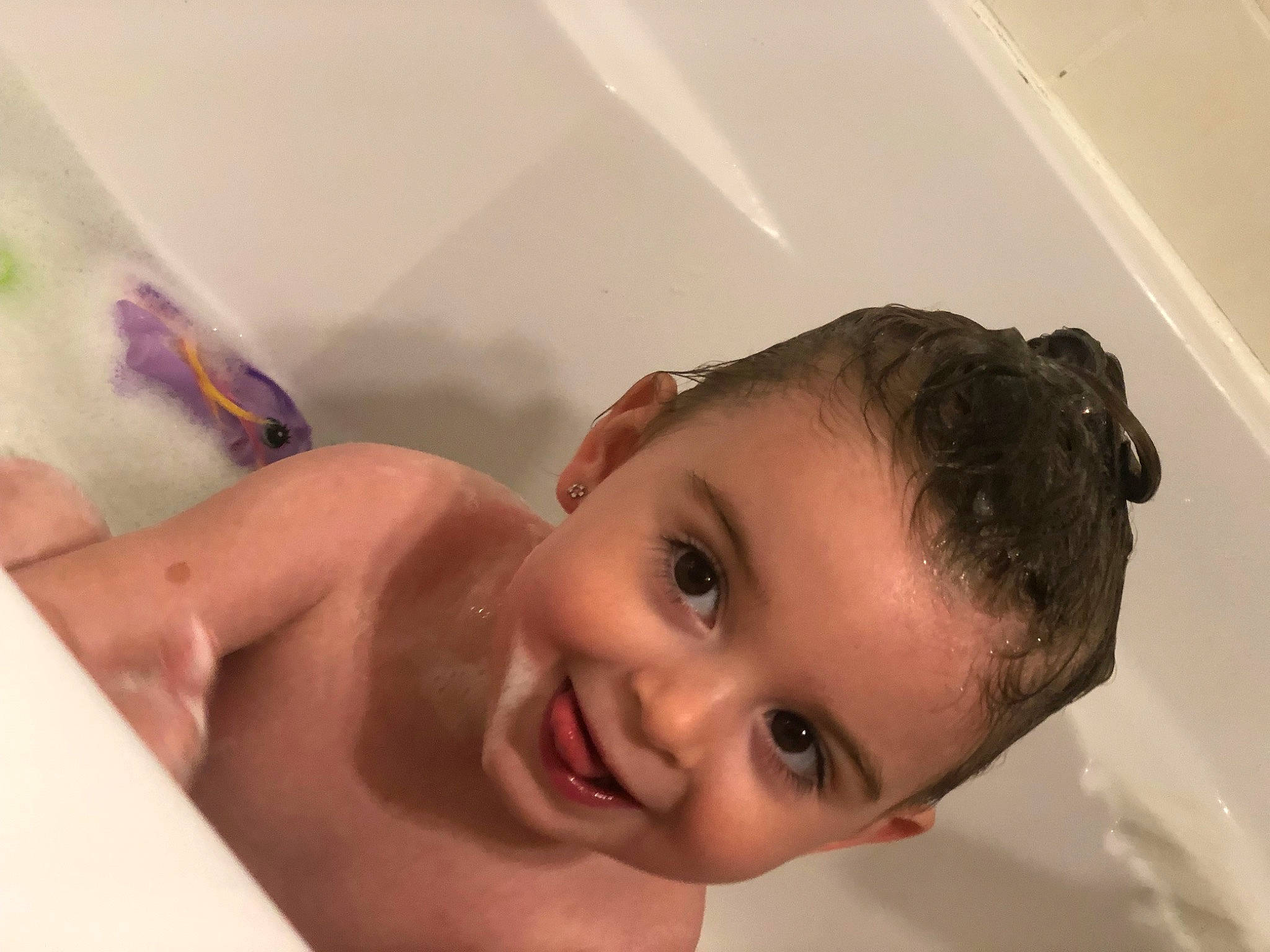 Emilia participe au concours pour gagner de l'argent avec cette photo : baby_bathing, bathing, bathroom, bathtub, chest, ear, eyebrow, eyelash, fluid, happy, jaw, joy, lip, mouth, muscle, nose, person, plumbing, plumbing_fixture, skin