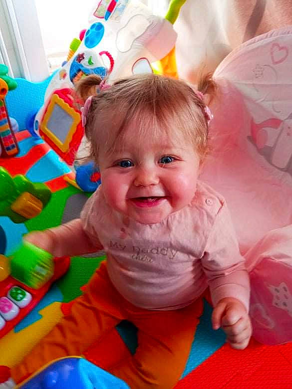 Luna a rejoint le concours — aidez-le/la à gagner de superbes lots ! baby, baby_playing_with_toys, baby_toddler_clothing, child, event, fun, happy, joy, laugh, leisure, party, person, pink, play, recreation, room, sitting, skin, smile, textile