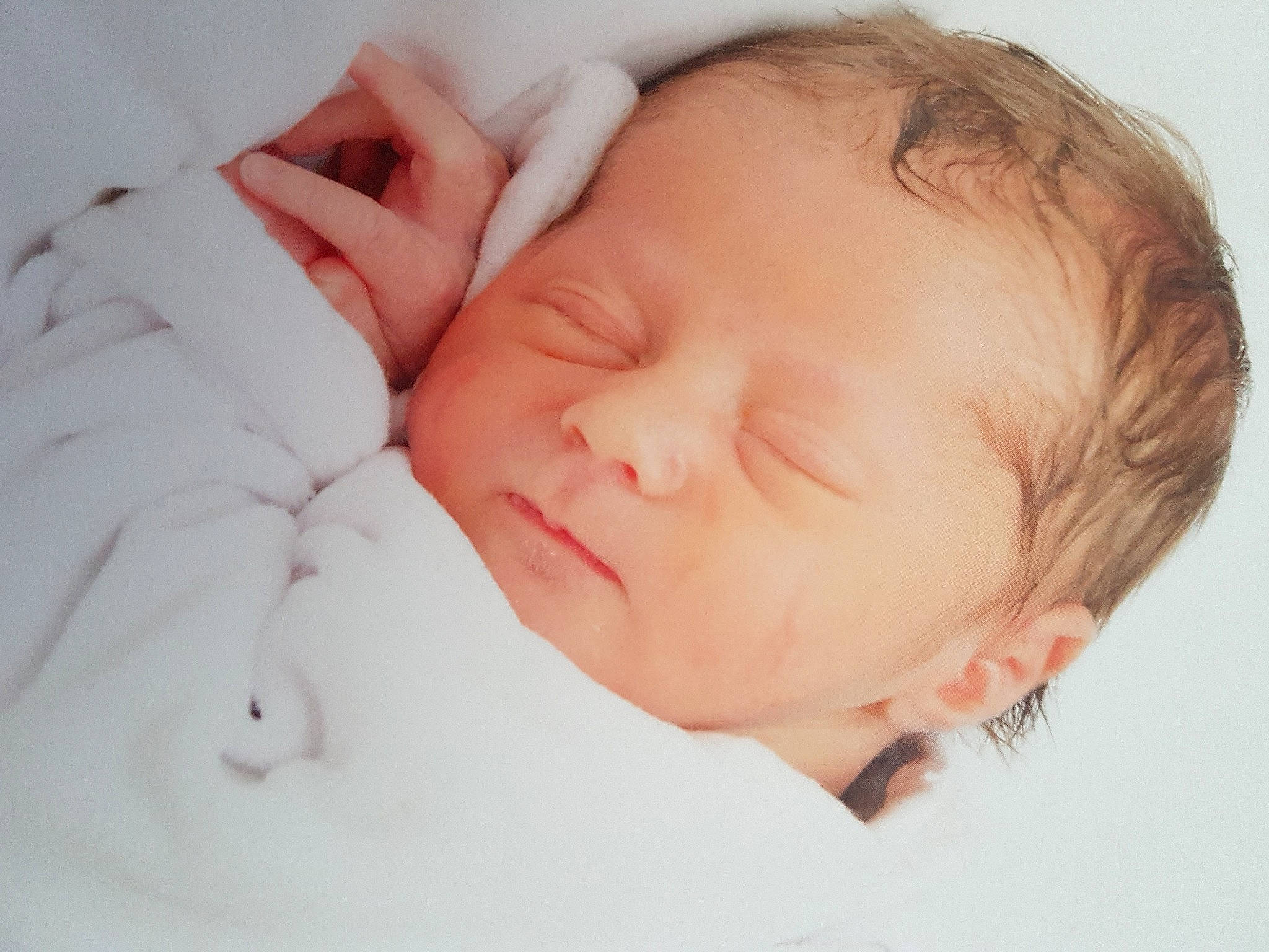 Luna participe au concours pour gagner de l'argent avec cette photo : baby, baby_sleeping, baby_toddler_clothing, bedtime, cheek, child, comfort, ear, eyelash, finger, happy, iris, linens, lip, mouth, nap, nose, person, skin, textile