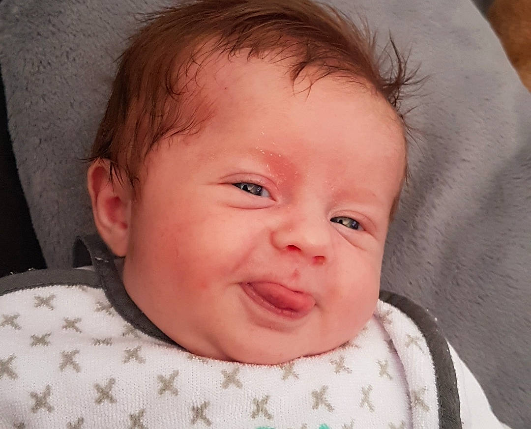 Luna a rejoint le concours — aidez-le/la à gagner de superbes lots ! cheek, chin, comfort, ear, eye, eyebrow, facial_expression, forehead, hair, head, lip, mouth, neck, nose, organ, person, skin, sleeve, smile, textile