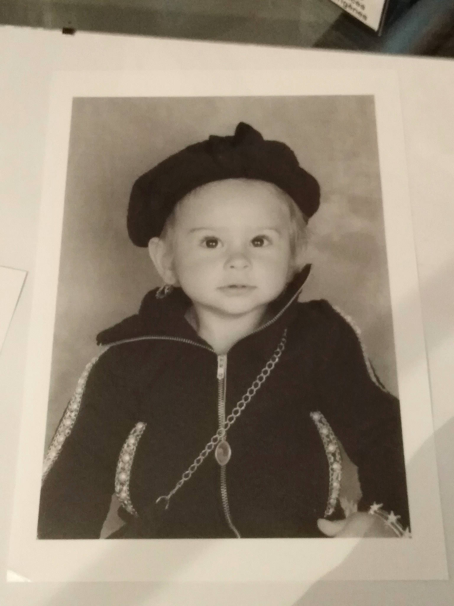 Paloma participe au concours pour gagner de l'argent avec cette photo : black_and_white, child, family, person, photograph, portrait, smile, snapshot