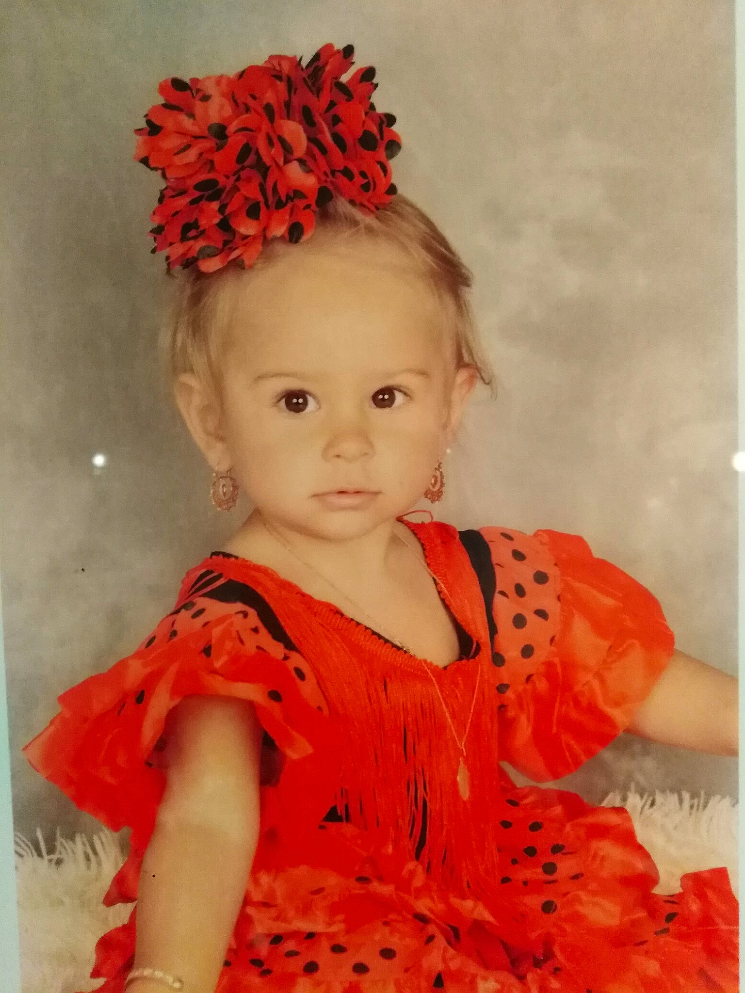 Paloma participe au concours pour gagner de l'argent avec cette photo : child, child_model, clothing, costume, fashion_accessory, hair_accessory, headgear, headpiece, person, portrait, toddler