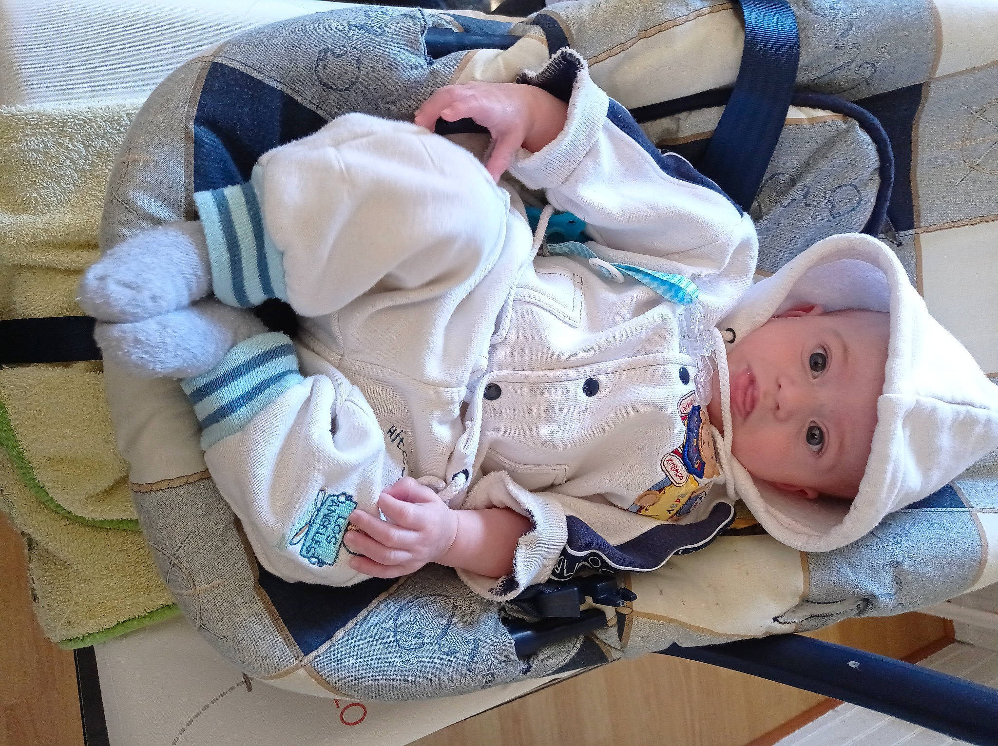 Léon a rejoint le concours — aidez-le/la à gagner de superbes lots ! baby, baby_carriage, baby_in_car_seat, baby_products, baby_sleeping, baby_toddler_clothing, car_seat, carmine, child, comfort, hat, headwear, linens, nap, pattern, person, room, sitting, sleep, toddler