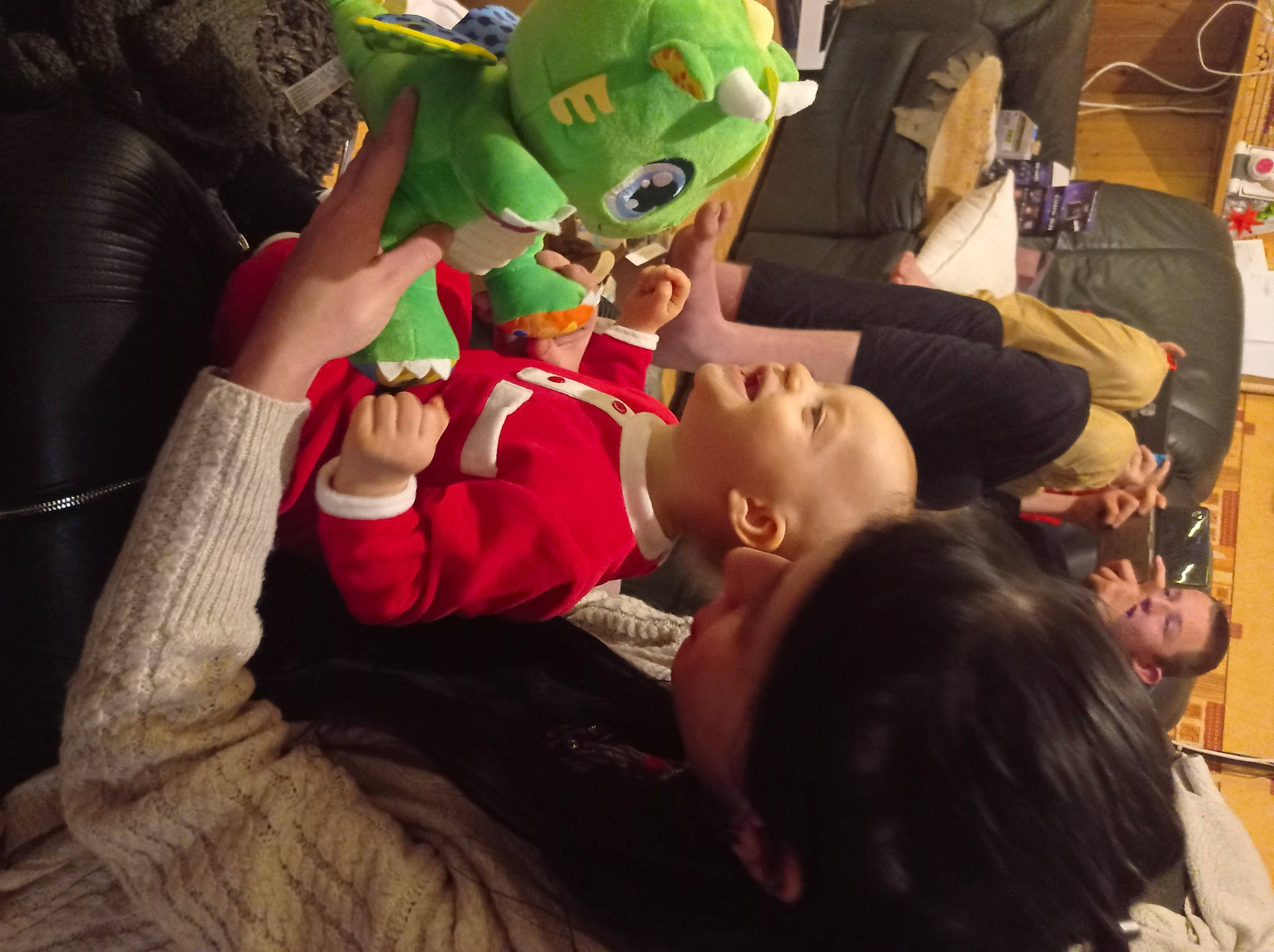 Léon participe au concours pour gagner de l'argent avec cette photo : animation, baby, child, comfort, costume, event, fictional_character, fun, gesture, happy, hat, leisure, mascot, mouth, person, plush, room, stuffed_toy, toddler, toy