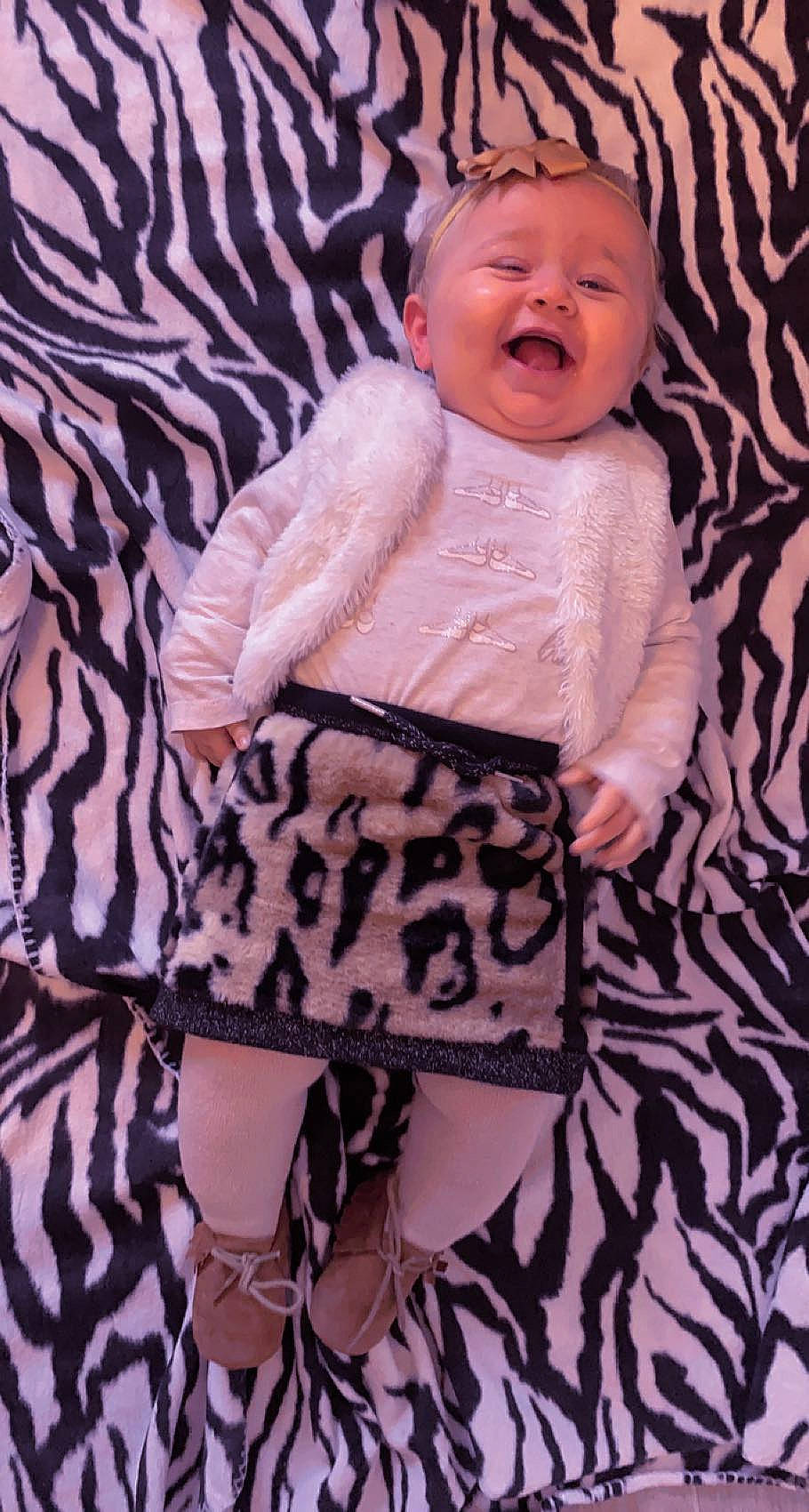 Luccia a rejoint le concours — aidez-le/la à gagner de superbes lots ! baby, baby_laughing, baby_products, baby_toddler_clothing, cheek, dress, eye, face, hand, happy, head, iris, lip, outerwear, pattern, person, pink, skin, sleeve, smile