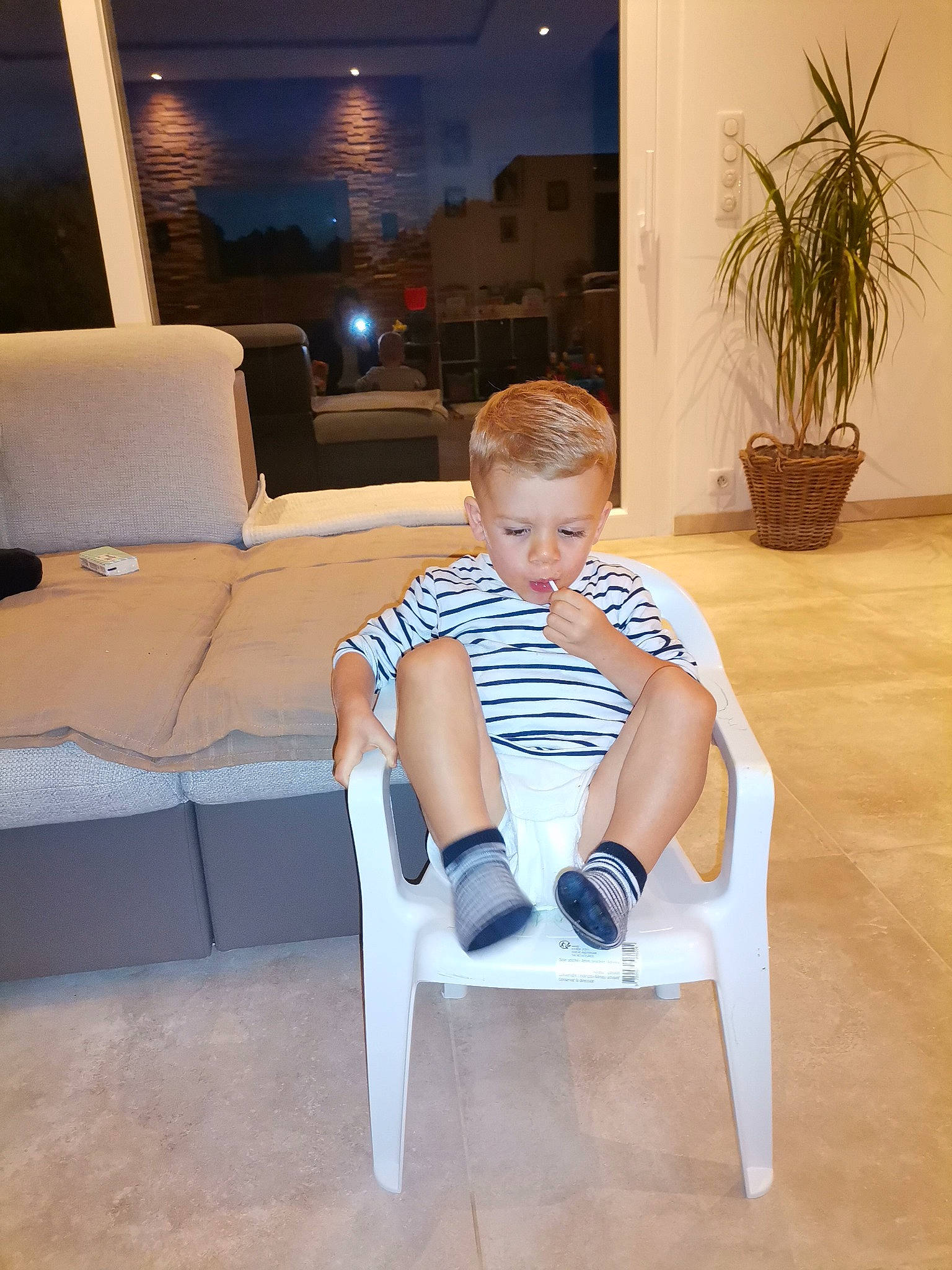 Noah a rejoint le concours — aidez-le/la à gagner de superbes lots ! comfort, couch, elbow, electric_blue, floor, flooring, flowerpot, foot, furniture, hardwood, houseplant, human_leg, knee, leisure, person, plant, shorts, studio_couch, t_shirt, thigh