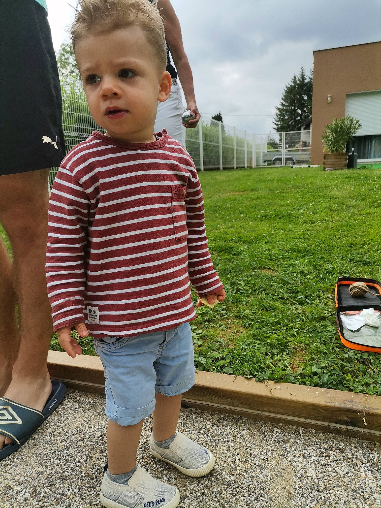 Noah a rejoint le concours — aidez-le/la à gagner de superbes lots ! baby_toddler_clothing, cool, eyewear, footwear, fun, grass, happy, leisure, pattern, person, plant, recreation, shoe, shorts, sky, sleeve, sneakers, t_shirt, toddler, tree