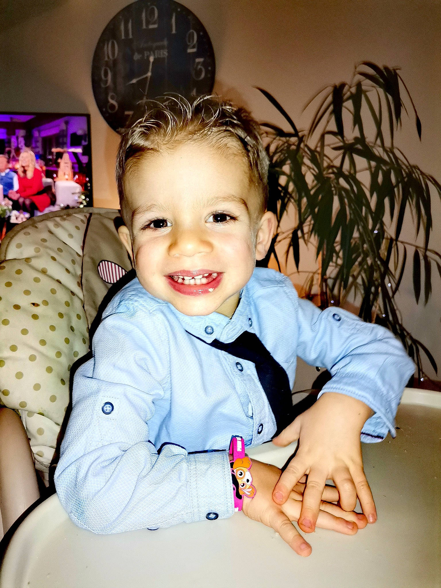 Noah participe au concours pour gagner de l'argent avec cette photo : baby_toddler_clothing, chair, cheek, child, comfort, event, eye, finger, flash_photography, fun, happy, head, houseplant, iris, joy, person, plant, sitting, skin, sleeve