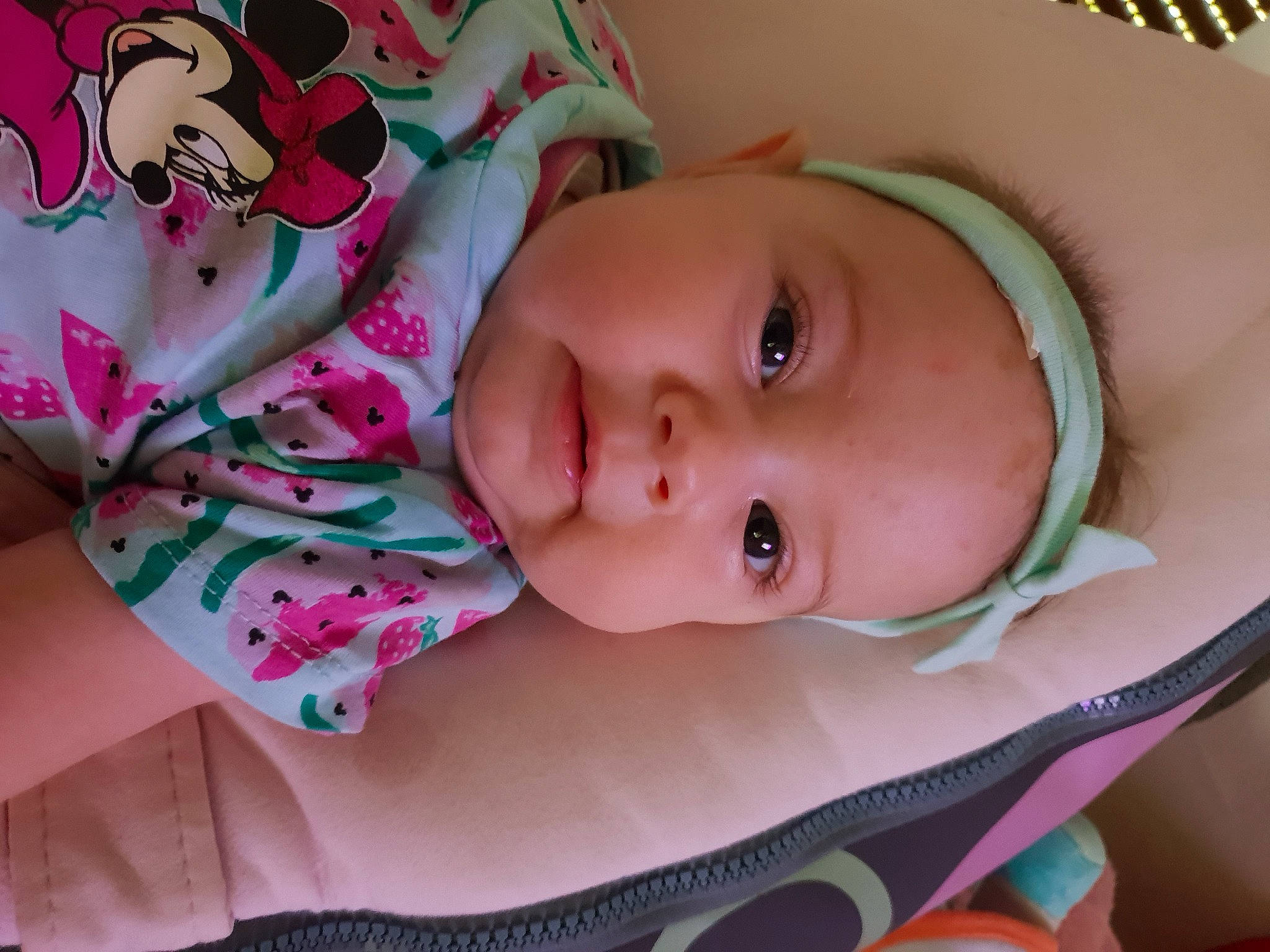 Jade a rejoint le concours — aidez-le/la à gagner de superbes lots ! baby, baby_toddler_clothing, cheek, eye, eyebrow, eyelash, face, finger, hand, head, headgear, iris, lip, mouth, nose, person, pink, product, skin, textile