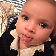 Dahlia a rejoint le concours — aidez-le/la à gagner de superbes lots ! baby, blanket, child, closeup, clothing, collar, cute, expression, eyes, face, head, indoor, infant, person, portrait, skin, soft_texture, striped_background, tongue, young