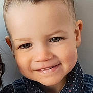 Giovanni participe au concours pour gagner de l'argent avec cette photo : child, smile, face, hair, boy, clothing, denim, overalls, shirt, star_pattern, portrait, closeup, happy, cute, young, person, indoor, skin, eyes, button