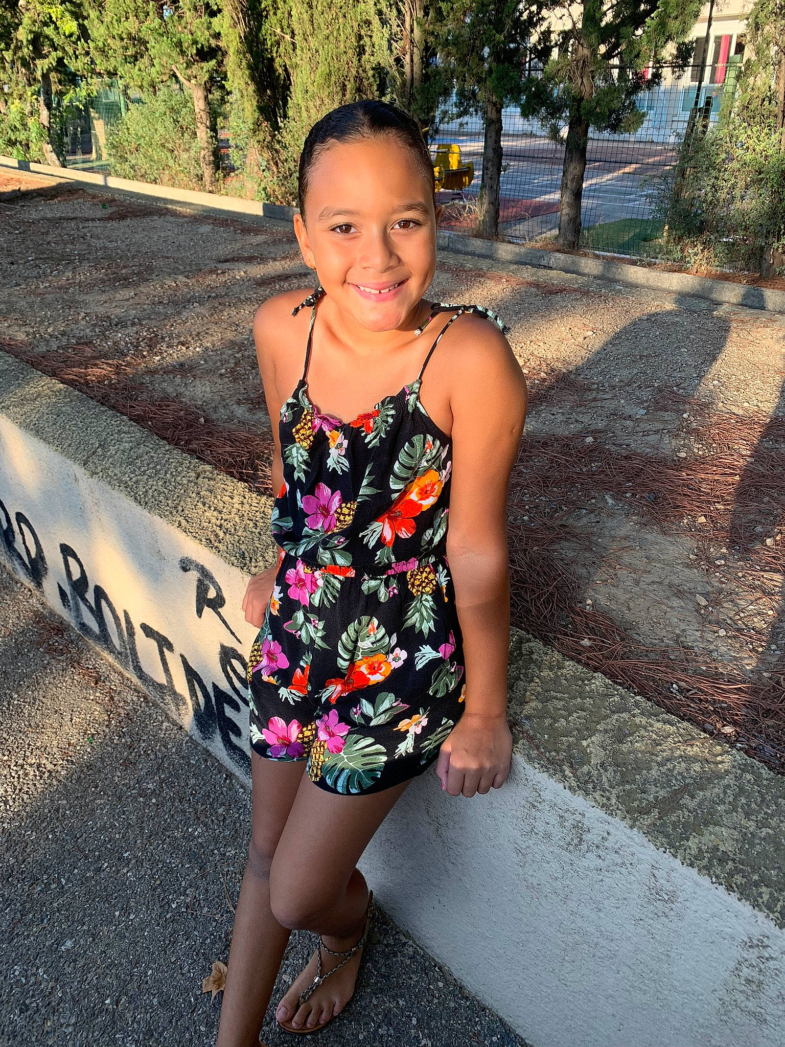 Alyssa a rejoint le concours — aidez-le/la à gagner de superbes lots ! asphalt, day_dress, dress, electric_blue, flash_photography, grass, happy, human_leg, joy, leg, long_hair, one_piece_garment, one_piece_swimsuit, people_in_nature, person, shoulder, smile, thigh, tints_and_shades, tree