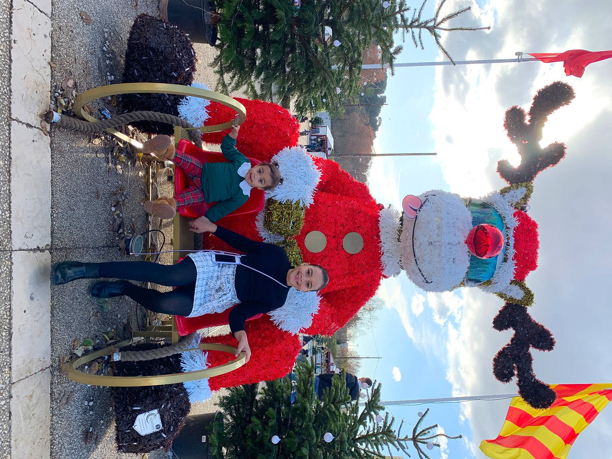 Lyana participe au concours pour gagner de l'argent avec cette photo : carmine, christmas_eve, cloud, event, fictional_character, fun, hat, holiday, interior_design, joy, person, photograph, plant, pole, red, santa_claus, sky, tradition, tree, window