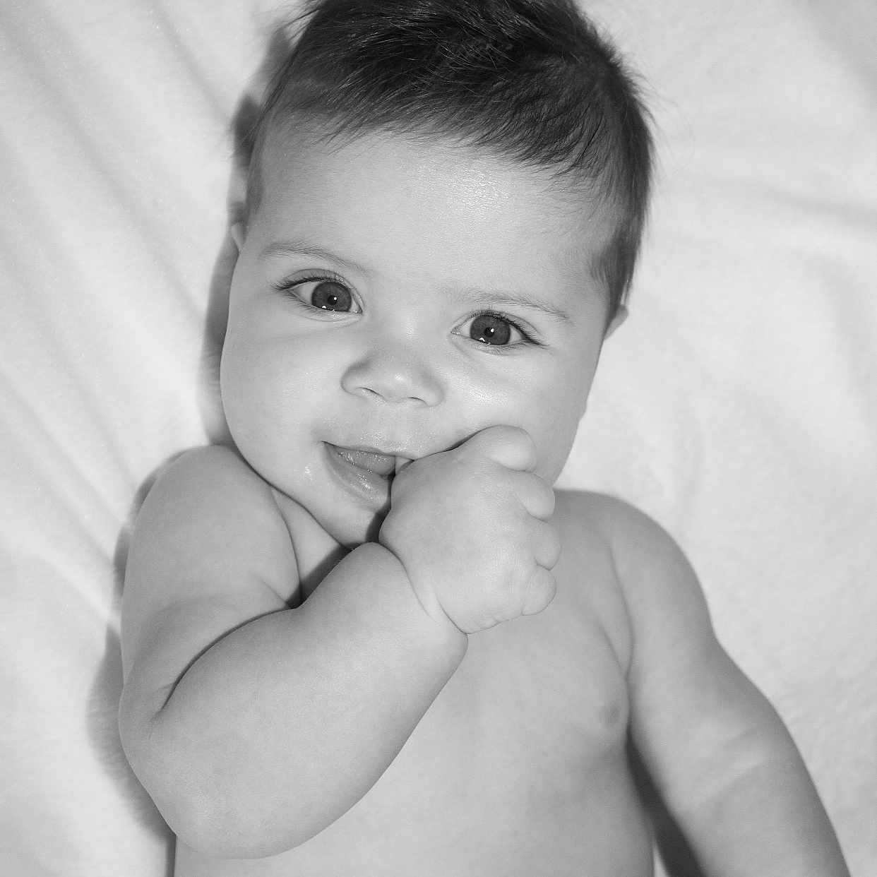 Tiago participe au concours pour gagner de l'argent avec cette photo : baby, babylaughing, back, bed, bodypart, face, finger, furniture, hand, happy, head, indoors, laughing, mouth, newborn, person, photography, portrait, smile, teeth