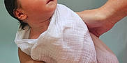 Margaux participe au concours pour gagner de l'argent avec cette photo : newborn, baby, infant, bath, water, towel, arm, hand, adult, skin, wet, closeup, portrait, indoor, person, child, resting, peaceful, support, care