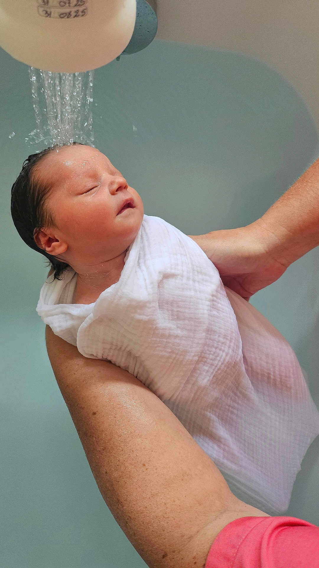 Margaux participe au concours pour gagner de l'argent avec cette photo : newborn, baby, infant, bath, water, towel, arm, hand, adult, skin, wet, closeup, portrait, indoor, person, child, resting, peaceful, support, care